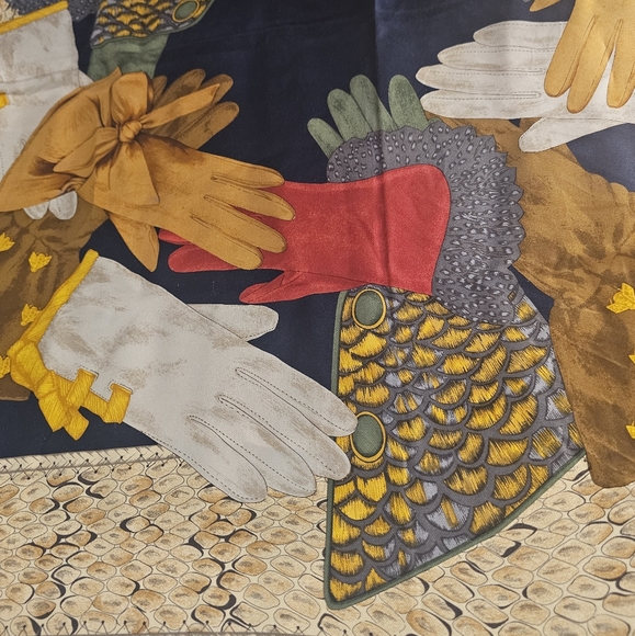 🧤Christian Dior🧣Les Gants “Glove Print” Vintage 100% Silk Scarf 35″ x 35″ - Picture 8 of 16
